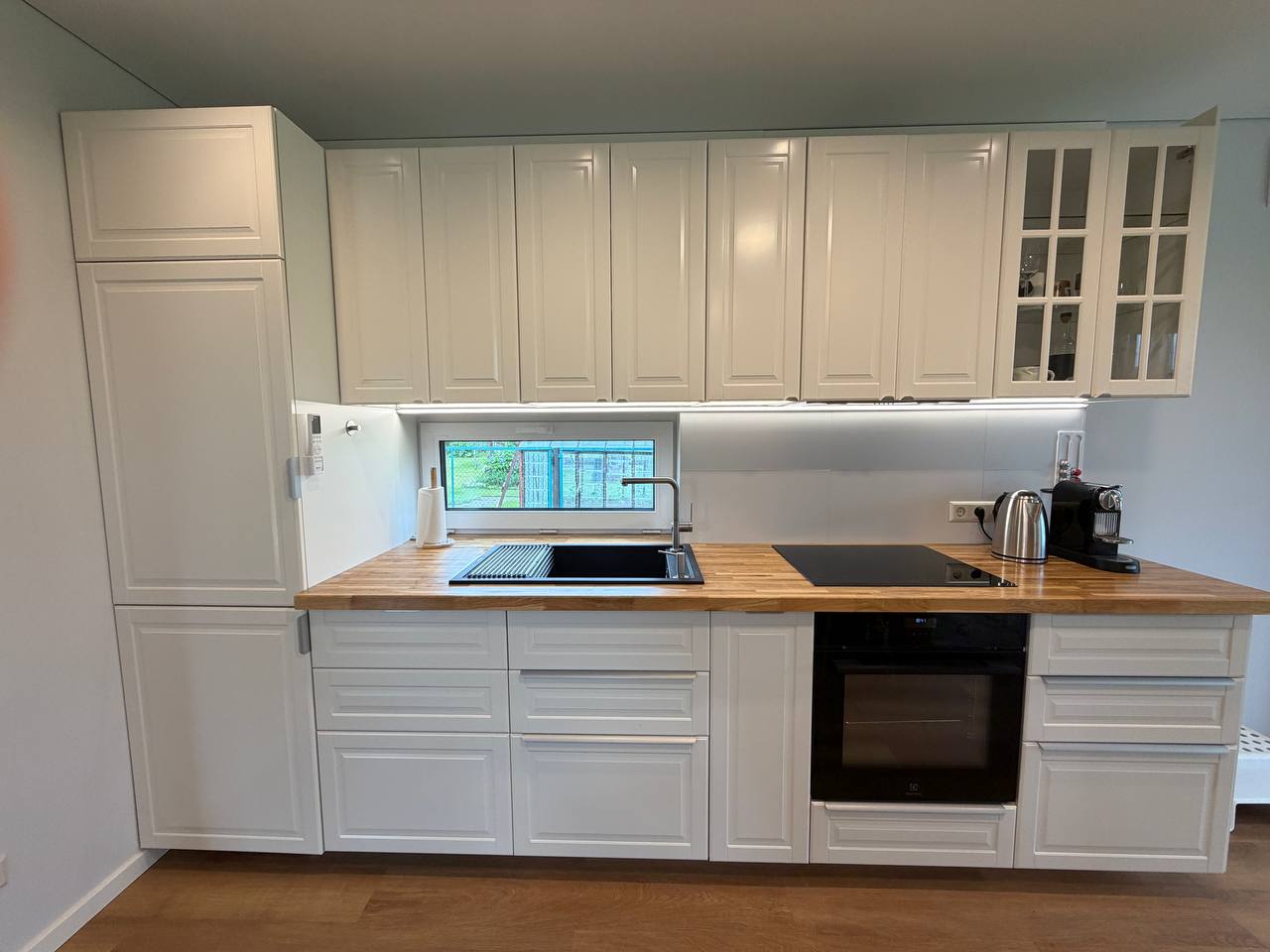 Fully equipped kitchen with white cabinets and oak worktop — N58 Carnikava