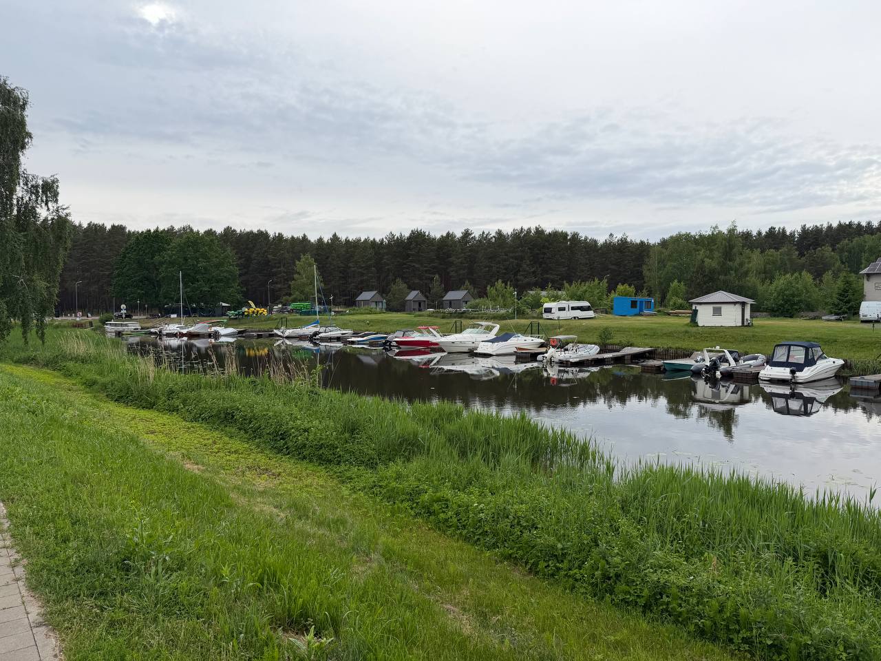 Vecgauja river with boats and pine forest — Carnikava Latvia